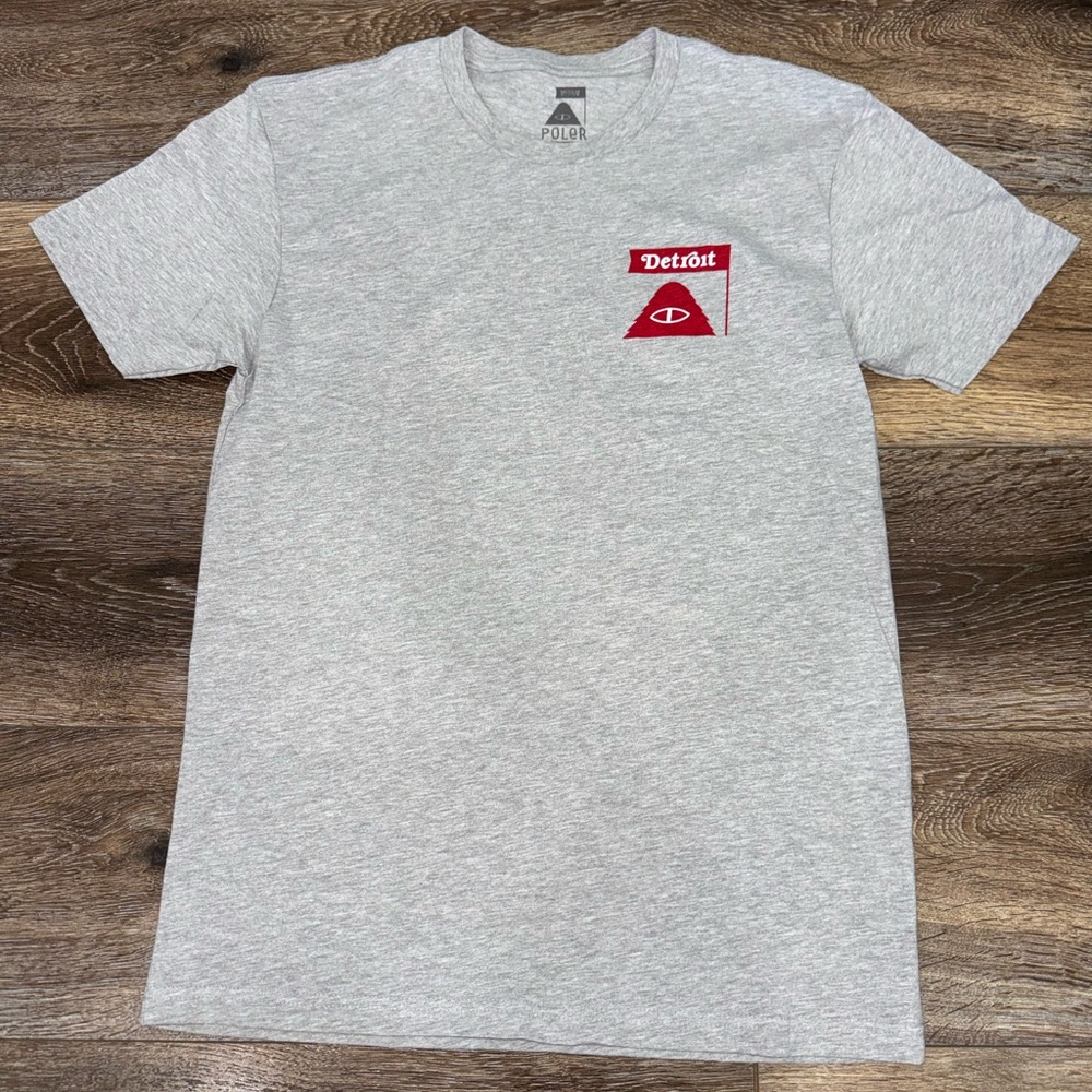 NWOT Detroit Red Wings Logo POLER Camp Vibes Short Sleeve Shirt in Gray Size M